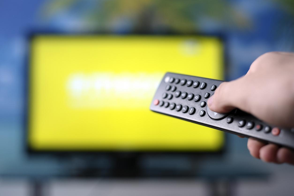 remote control pointing at tv screen